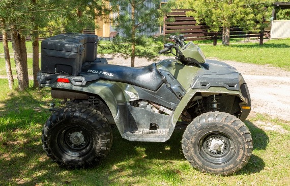 在森林里租一间斯堪的纳维亚风格的房子。