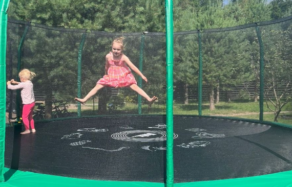 在森林里租一间斯堪的纳维亚风格的房子。