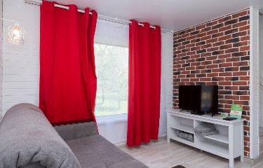 小屋综合体“湾边上的房子”