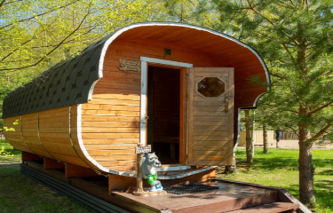 在森林里租一间斯堪的纳维亚风格的房子。